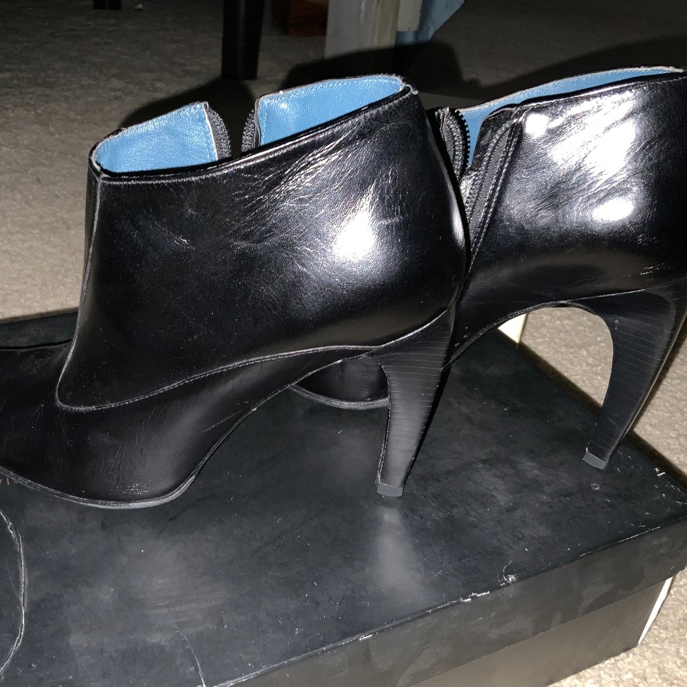 AUTHENTIC BCBG MAXAZRIA BLACK BOOTIE - SIZE 8.5